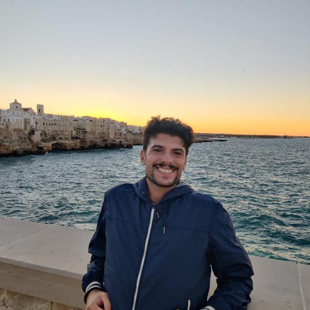 Domenico Filannino sul lungomare di Polignano a Mare al tramonto
